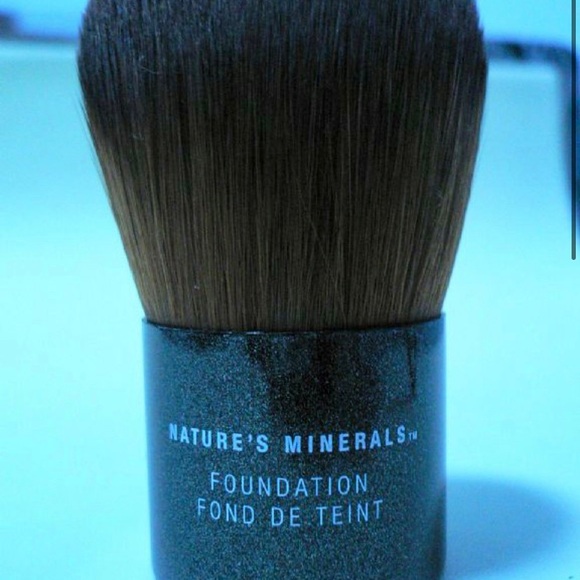 The Body Shop Mineral Powder Foundation Brush (high quality Kabuki Brush) - Picture 10 of 14